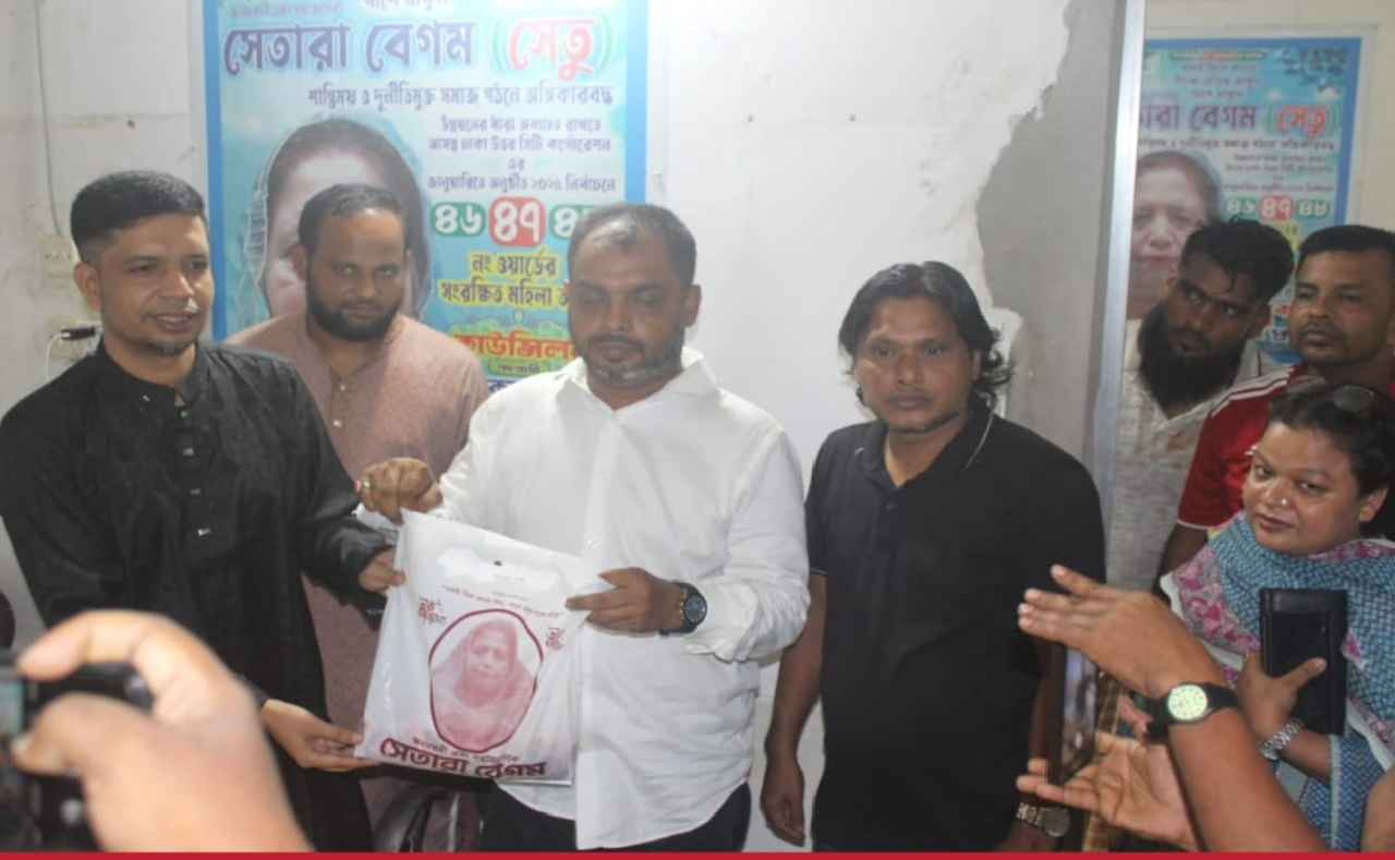 সেতারা বেগম সেতুর পক্ষ থেকে সাংবাদিকদের মাঝে উপহারসামগ্রী বিতরণ